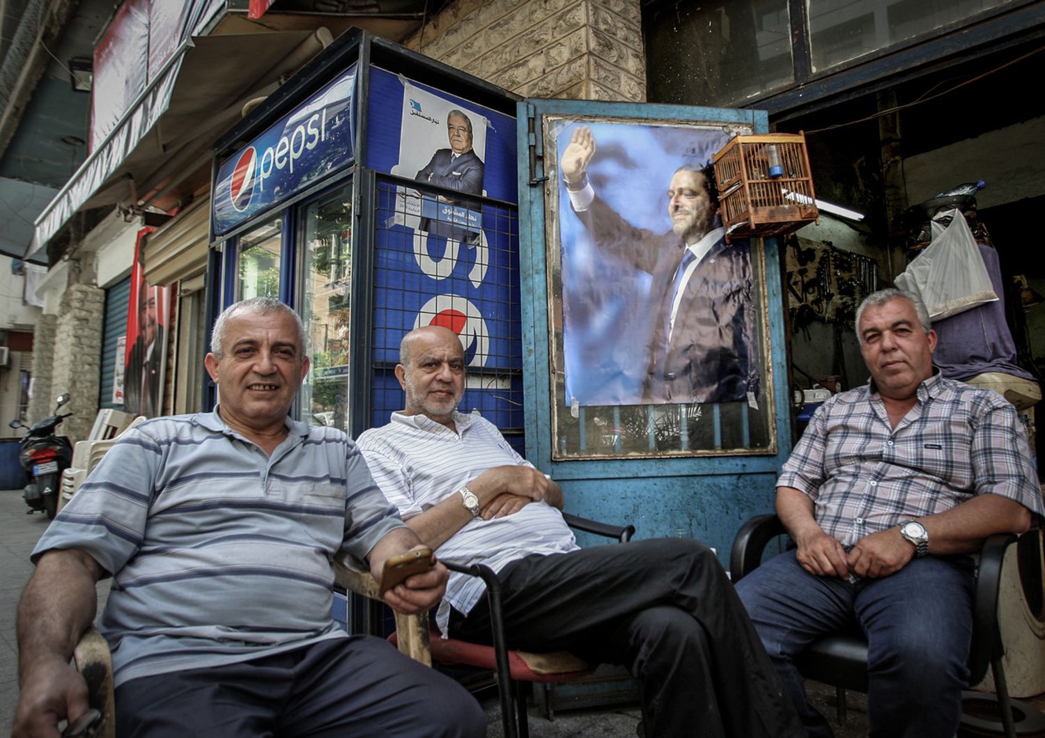 &nbsp;Tre libanesi di fronte a un poster elettorale di Hariri
