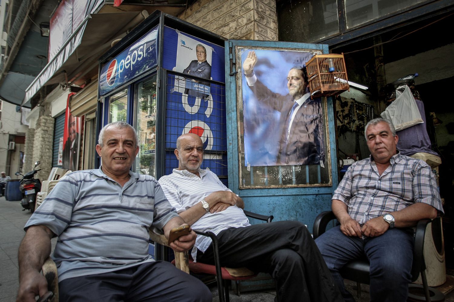 &nbsp;Tre libanesi di fronte a un poster elettorale di Hariri