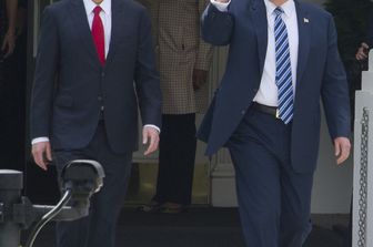 Steven Mnuchin-Donald Trump (AFP)