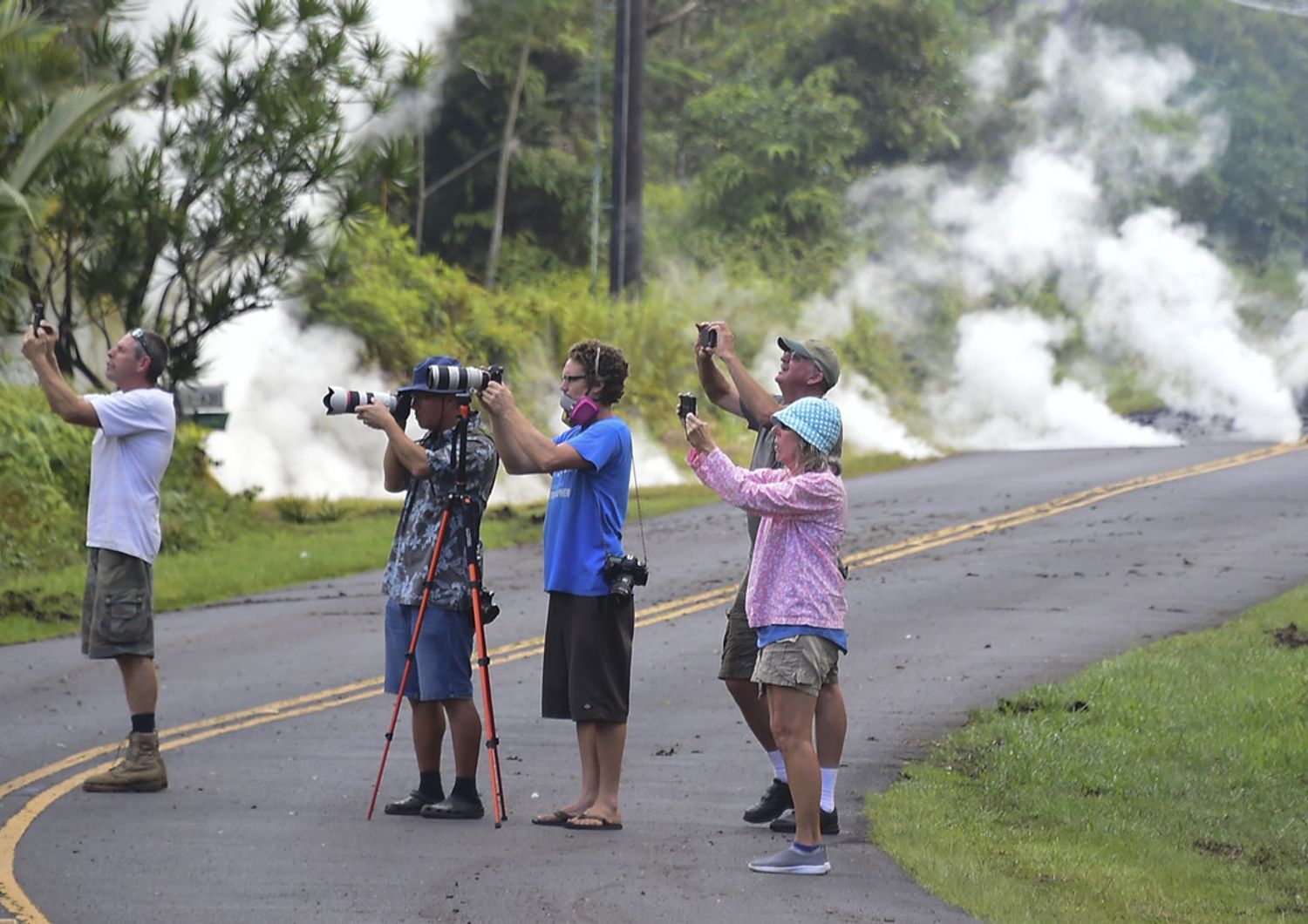 Hawaiani impegnati a fotografare la lava che avanza