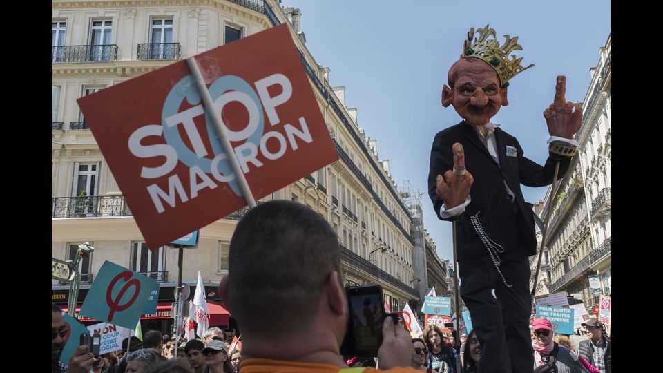 In 40 mila hanno partecipato alla manifestazione contro il presidente francese Emmanuel Macron indetta a Parigi dai sindacati e dalla sinistra radicale.
