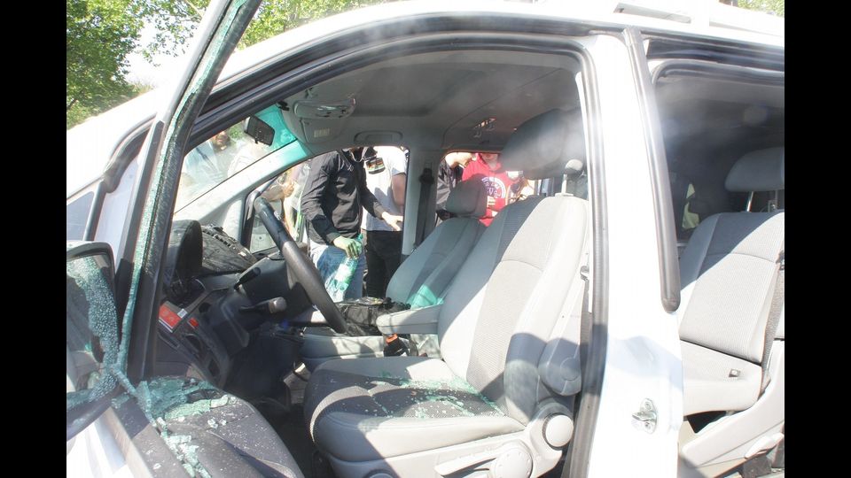 Un mezzo di Radio France &egrave; stato attaccato e danneggiato dai manifestanti, che ne hanno spaccato i finestrini. Al momento dell'assalto, non era presente nessuno giornalista all'interno del furgone, nel quale &egrave; stato gettato un fumogeno.&nbsp;