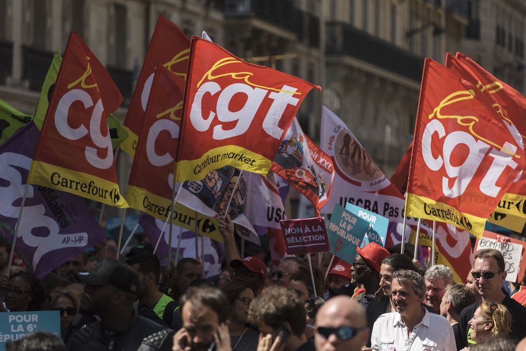 La dimostrazione arriva dopo i due giorni di sciopero delle ferrovie proclamato dai sindacati Cgt, Unsa, Sud e Cfdt. Nei giorni precedenti avevano scioperato i dipendenti di Air France, con gravi conseguenze sul traffico aereo europeo.
