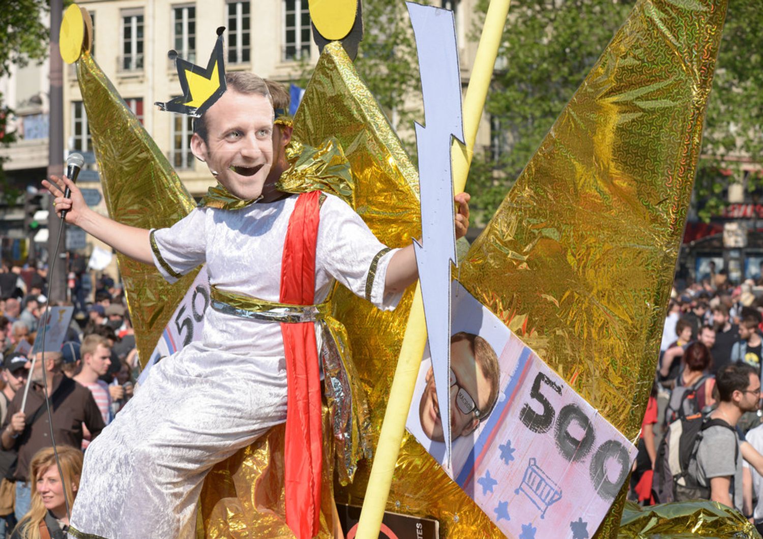 La manifestazione avviene nel primo anniversario dell'insediamento di Macron ed &egrave; stata denominata &quot;fete a Macron&quot;. Ovvero &quot;festa a Macron&quot;, evocando un doppio senso (&quot;fare la festa&quot;) analogo a quello italiano.