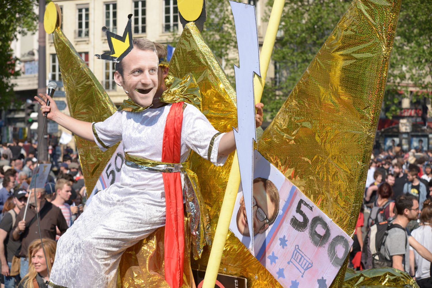 La manifestazione avviene nel primo anniversario dell'insediamento di Macron ed &egrave; stata denominata &quot;fete a Macron&quot;. Ovvero &quot;festa a Macron&quot;, evocando un doppio senso (&quot;fare la festa&quot;) analogo a quello italiano.
