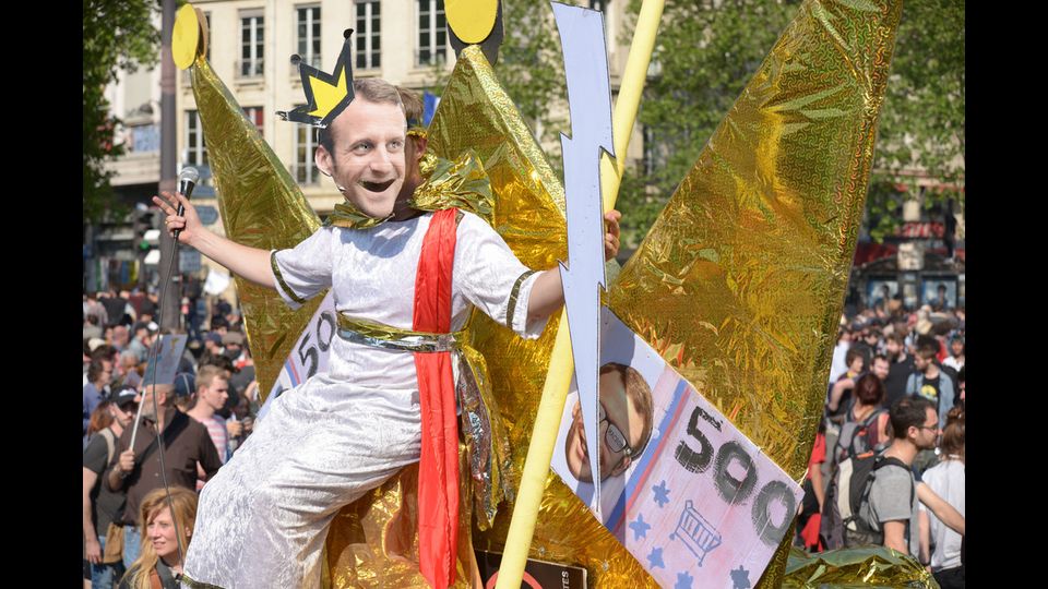 La manifestazione avviene nel primo anniversario dell'insediamento di Macron ed &egrave; stata denominata &quot;fete a Macron&quot;. Ovvero &quot;festa a Macron&quot;, evocando un doppio senso (&quot;fare la festa&quot;) analogo a quello italiano.