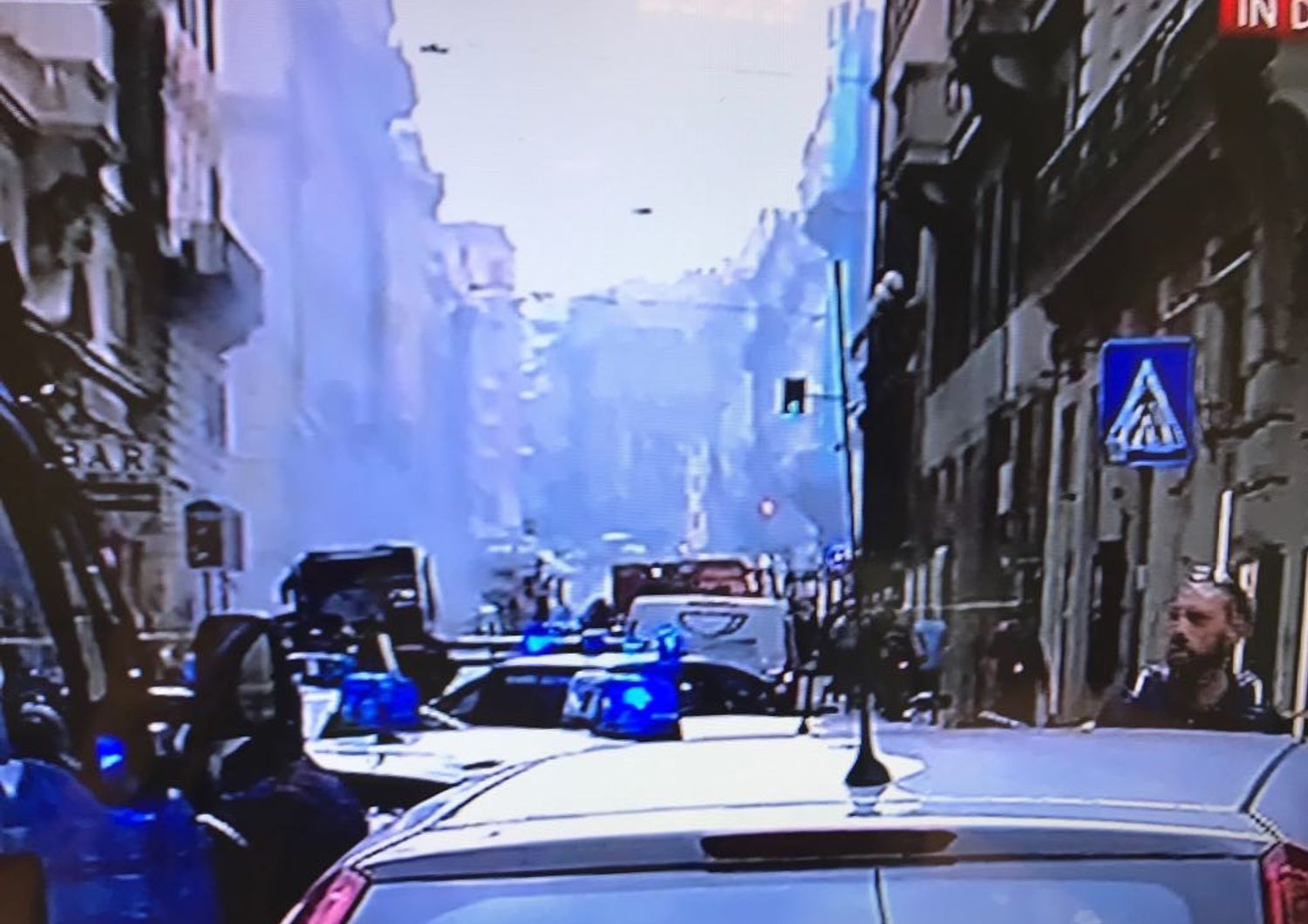 Autobus prende fuoco ed esplode nel centro di Roma