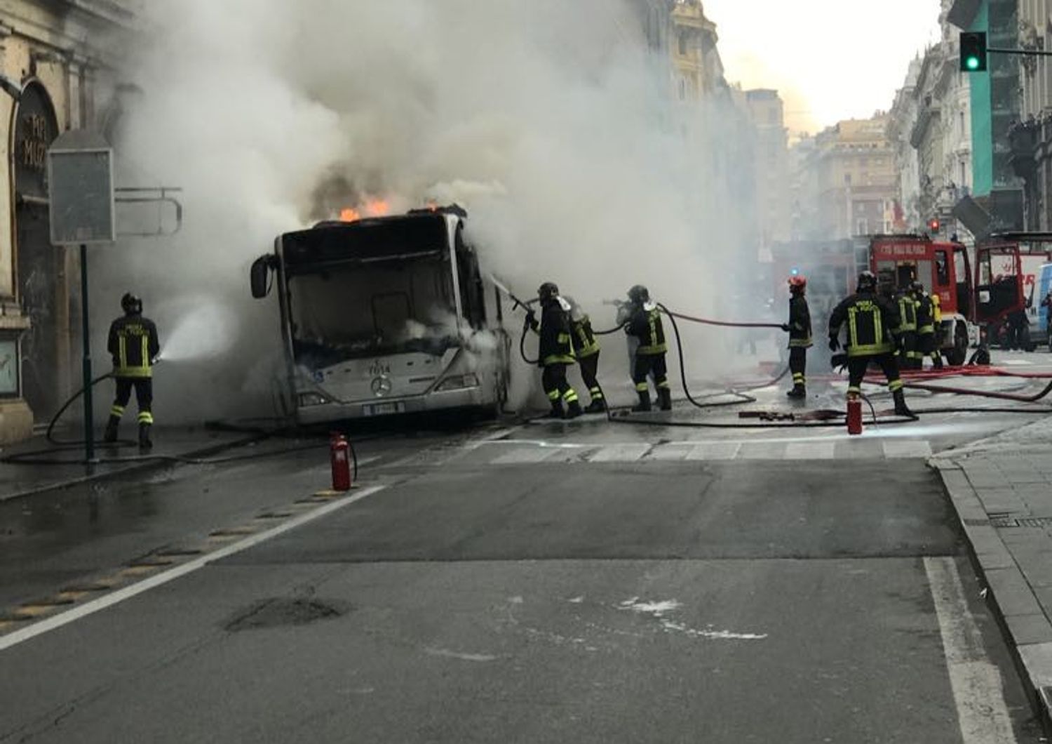 autobus atac esplode prende fuoco roma