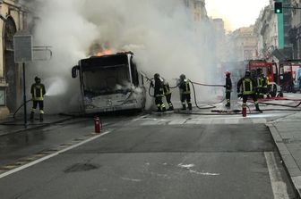 autobus atac esplode prende fuoco roma