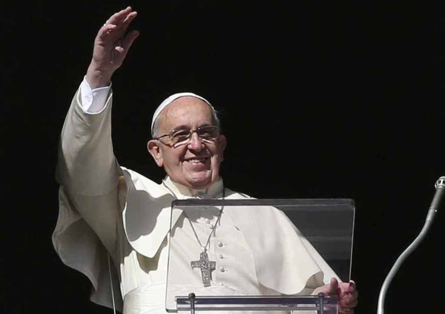 Il Papa ai fedeli: "lasciatevi consolare da Dio", "si' ai divorziati come padrini"