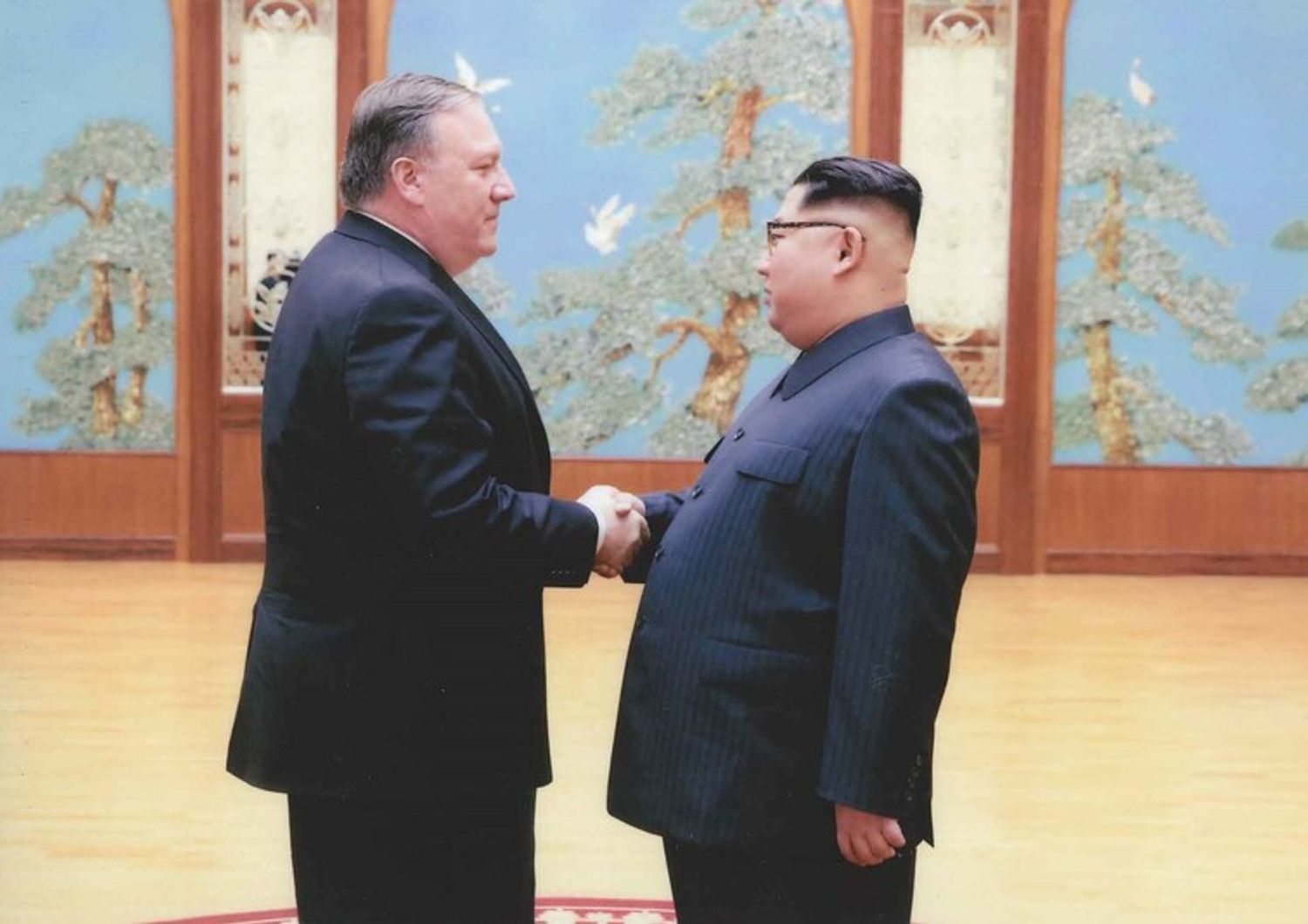 &nbsp;Mike Pompeo e Kim Jong-un durante l'incontro del 26 aprile