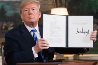 Donald Trump firma il ritiro degli Stati Uniti dall'accordo nucleare iraniano (AFP)