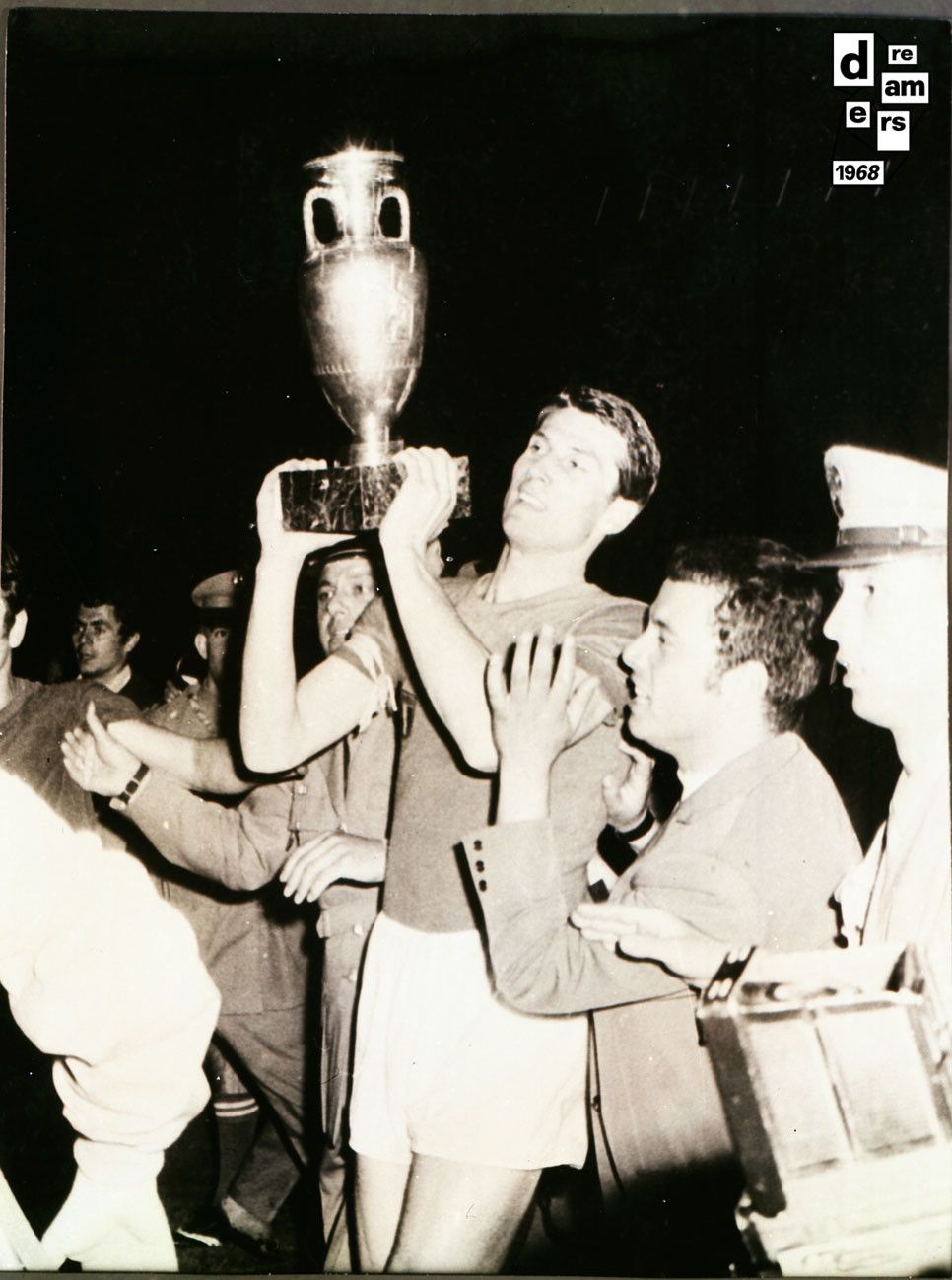 Roma, Giacinto Facchetti, capitano della Nazionale, alza la coppa dei campionati europei vinti a Roma contro la Jugoslavia, 10 giugno