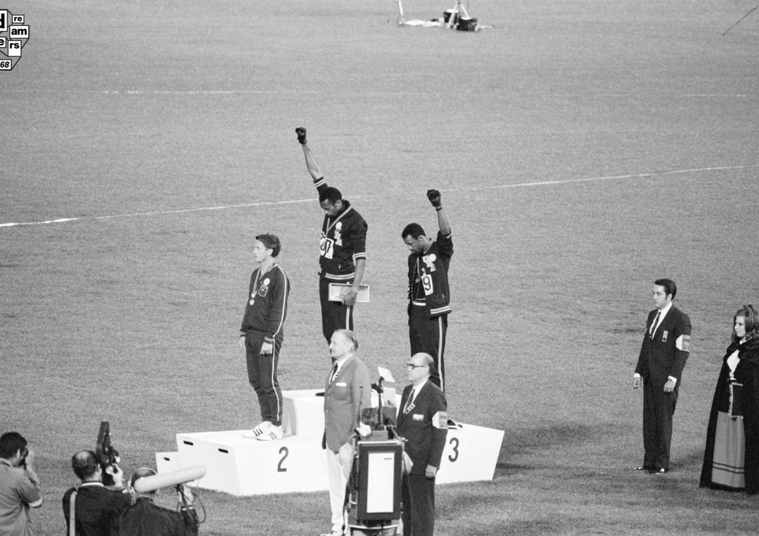 Citt&agrave; del Messico, Tommie Smith e John Carlos protestano contro il trattamento dei neri negli Stati Uniti nel corso della cerimonia di premiazione alle Olimpiadi, 16 ottobre.&nbsp;