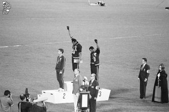 Citt&agrave; del Messico, Tommie Smith e John Carlos protestano contro il trattamento dei neri negli Stati Uniti nel corso della cerimonia di premiazione alle Olimpiadi, 16 ottobre.&nbsp;
