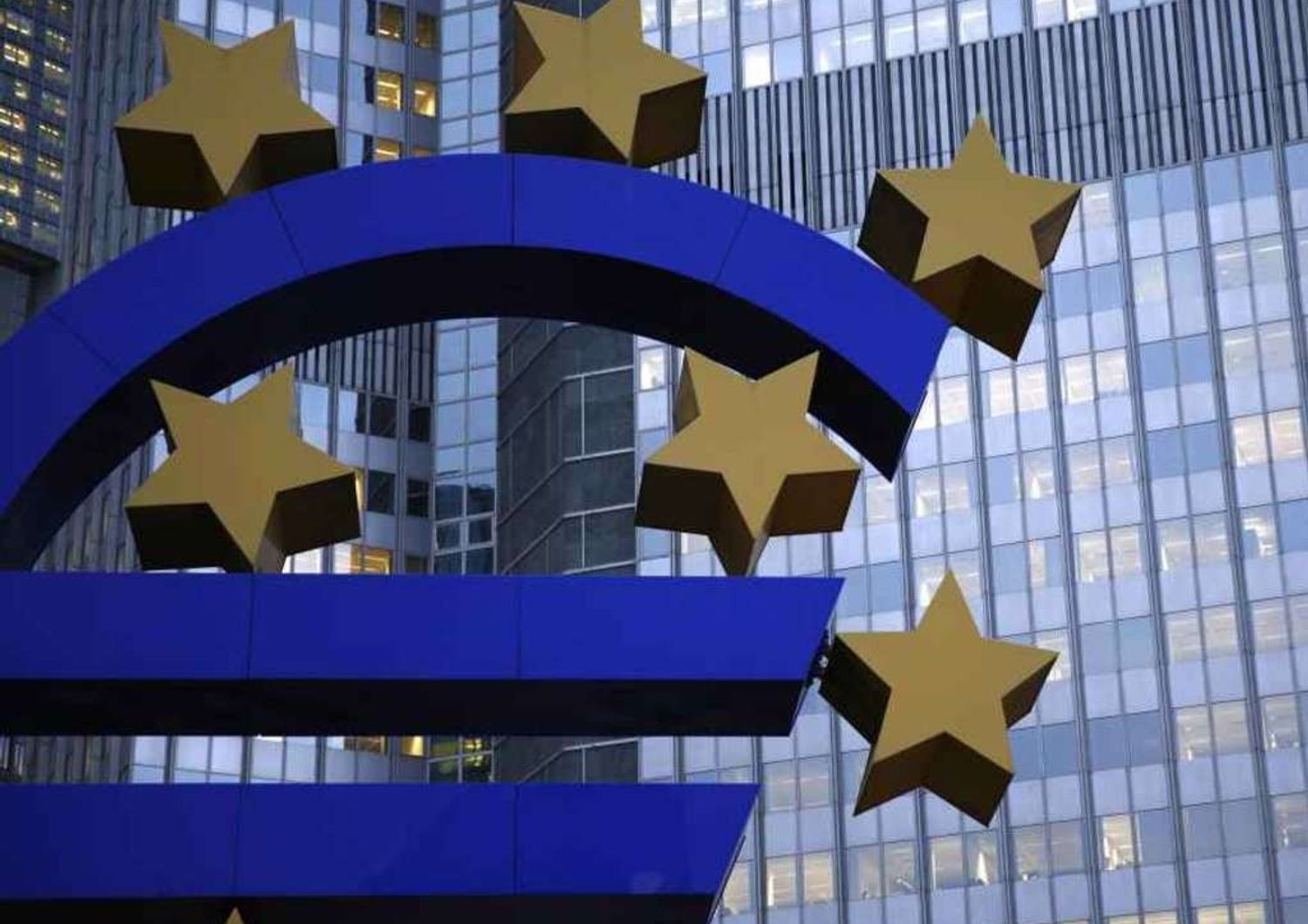 Bce: deficit Italia superera' 2,6% "In Ue crescita ha perso slancio"
