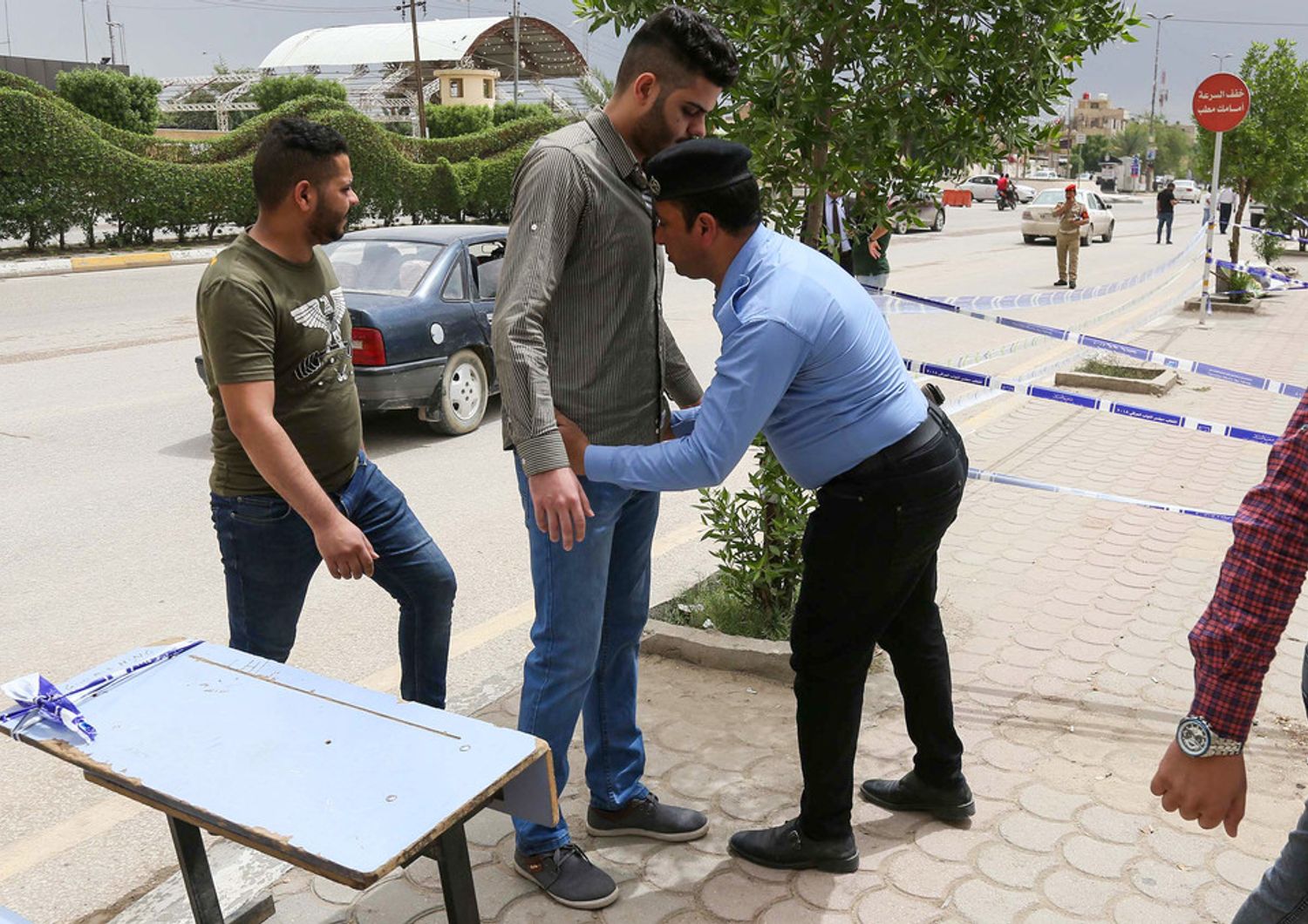 &nbsp;Controlli di polizia in un seggio in Iraq