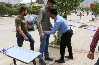&nbsp;Controlli di polizia in un seggio in Iraq