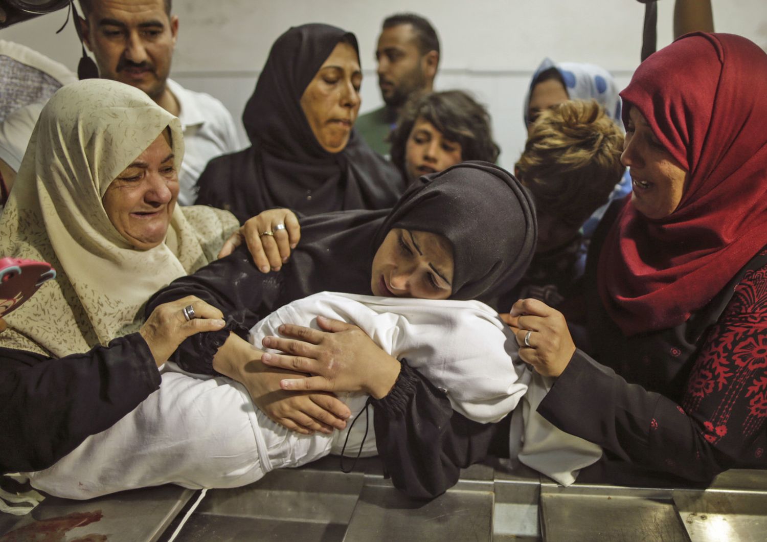 Proteste Gaza, la madre abbraccia il corpo della piccola Leila (Afp)&nbsp;