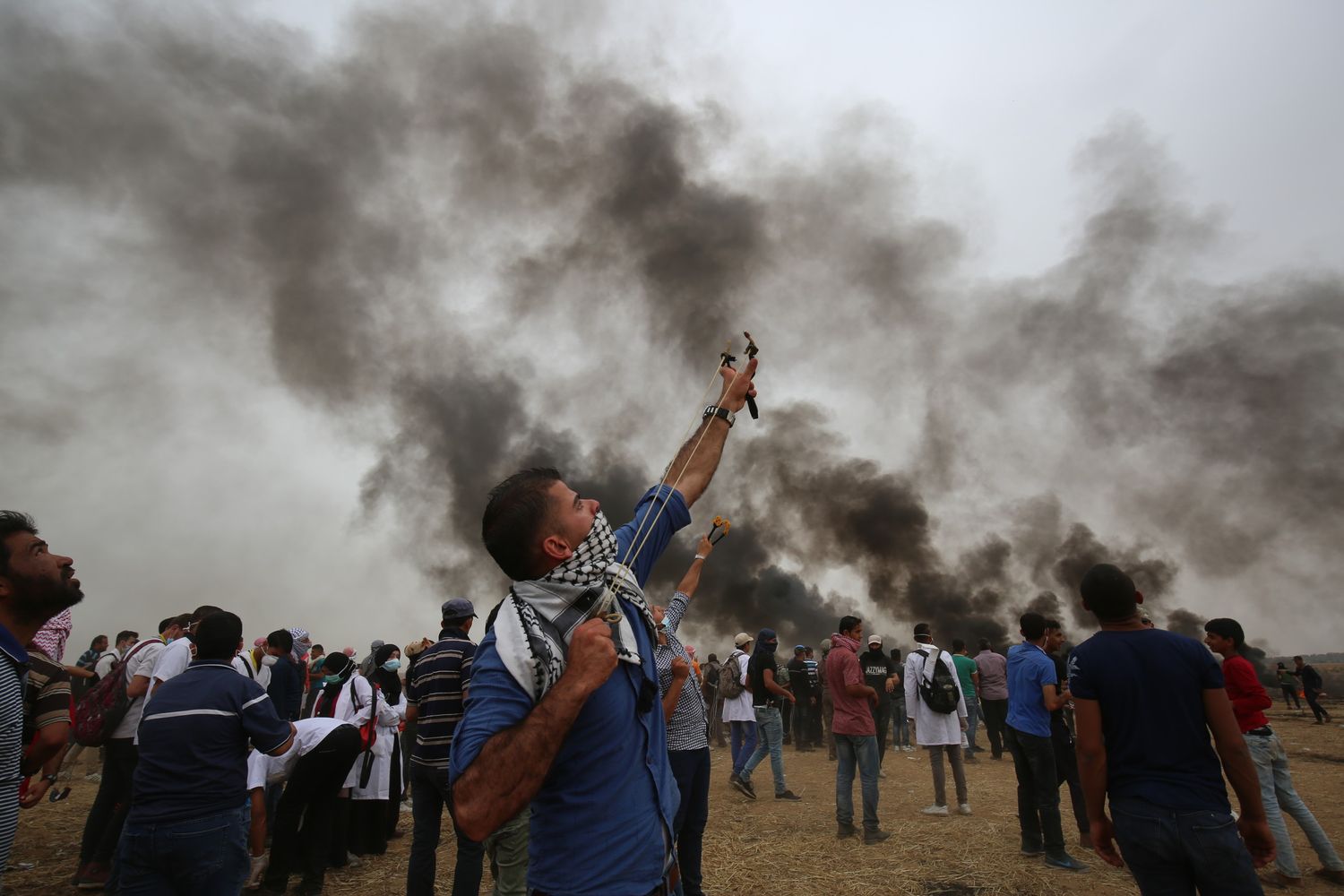 Centinaia di palestinesi si sono radunati sul confine di Gaza per la sesta settimana di proteste in cui decine di persone sono gi&agrave; state uccise dal fuoco israeliano