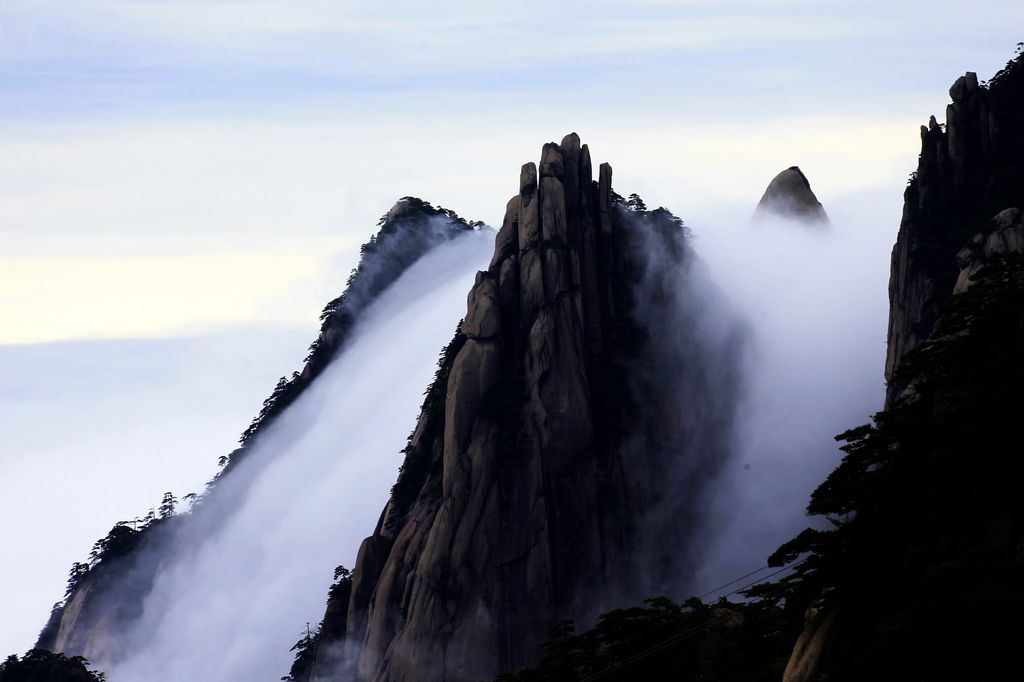 Nuvole sulle montagne di Huangshan vicino la citt&agrave; di Huangshan