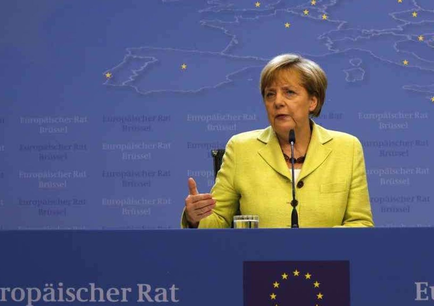 Merkel festeggia il 60esimo compleanno al Consiglio Europeo