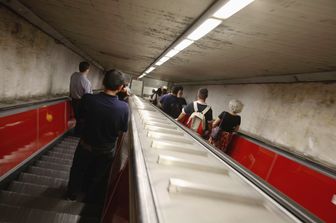 metro roma passeggeri piedi