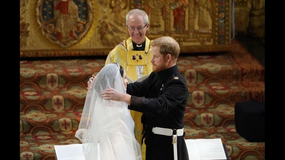 Il principe Harry alza il velo di Meghan Markle davanti all'arcivescovo di Canterbury Justin Welby&nbsp;