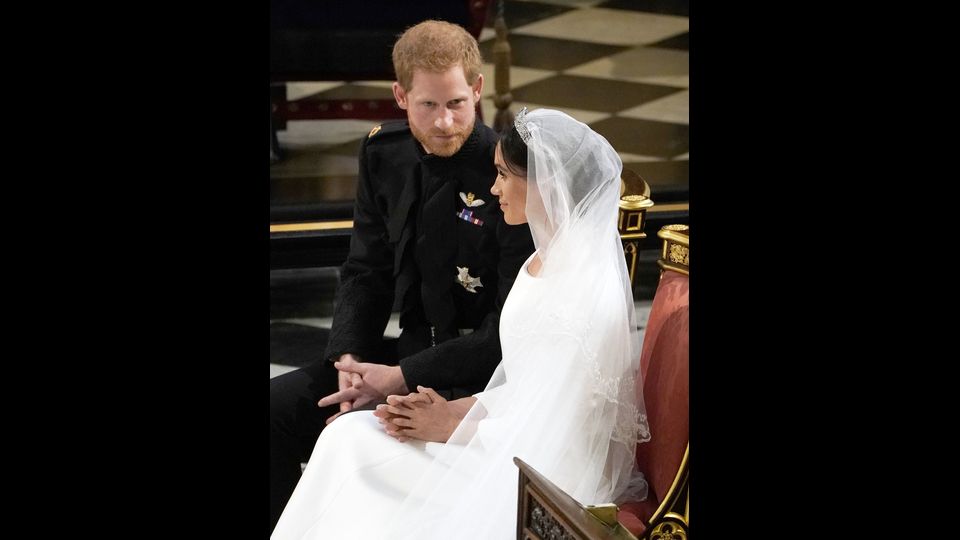 Il principe Harry e Meghan Markle davanti all'Altare Maggiore della Cappella di San Giorgio, nel castello di Windsor