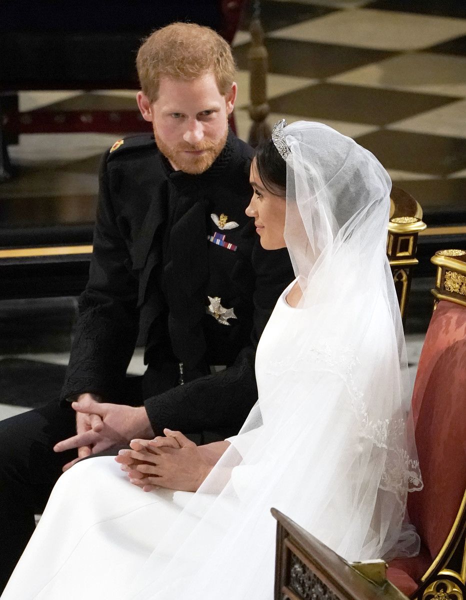 Il principe Harry con Meghan Markle all'Altare Maggiore per la loro cerimonia nuziale nella Cappella di San Giorgio, Castello di Windsor