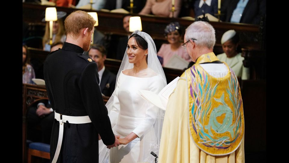 Il principe Harry e Meghan Markle davanti all'Altare Maggiore della Cappella di San Giorgio, nel castello di Windsor&nbsp;