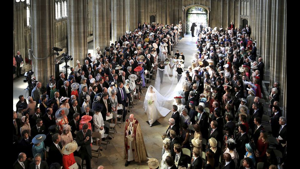 Meghan Markle cammina lungo la navata della cappella di San Giorgio, nel Castello di Windsor&nbsp;
