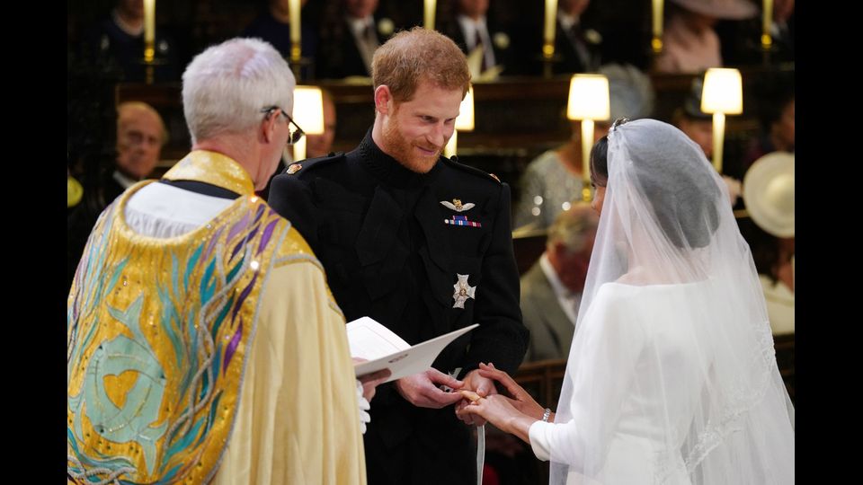 Il principe Harry mette la fede nuziale al dito di Meghan &nbsp;