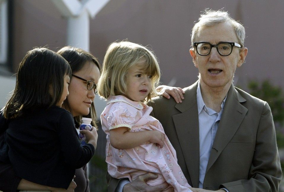 &nbsp;Woody Allen con la moglie Soon Ji e i bambini