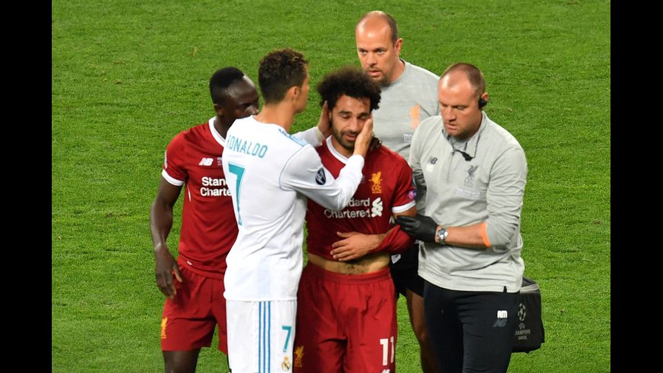 Salah lascia in lacrime il campo, confortato anche da Ronaldo