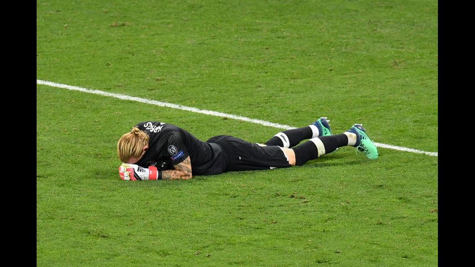 Portiere del Liverpool Loris Karius piange dopo sconfitta nella finale di champions contro il Real Madrid &nbsp;