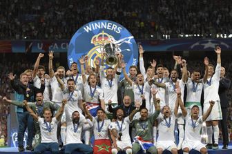 Il Real Madrid festeggia con la coppa&nbsp;