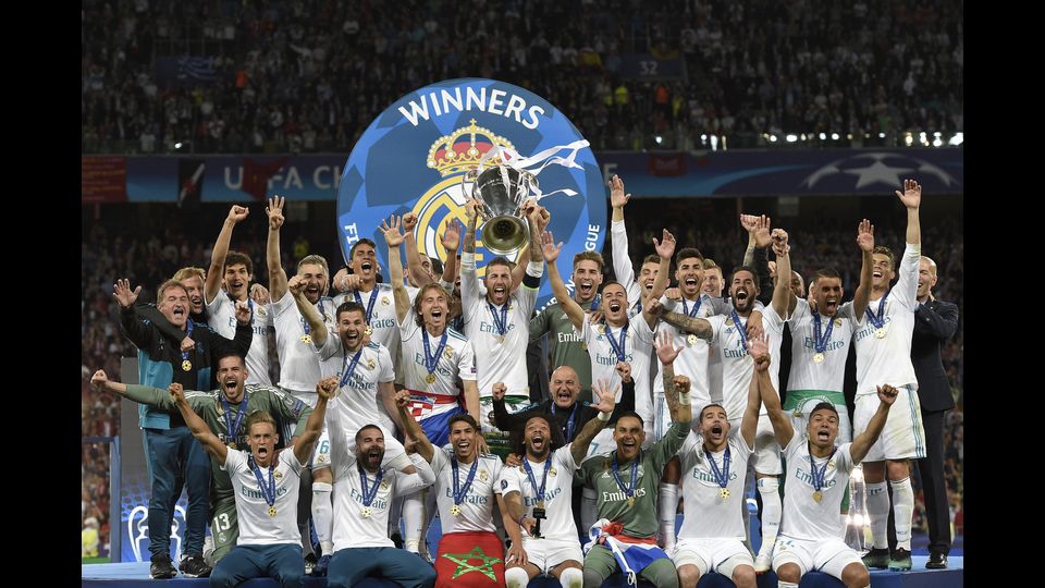 Il Real Madrid festeggia con la coppa&nbsp;