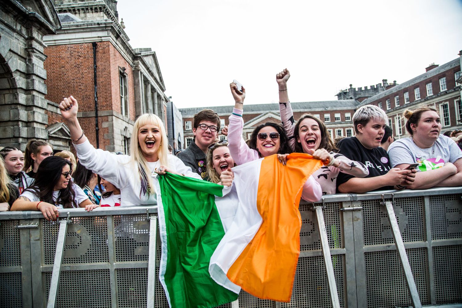 &nbsp; La gioia dei sostenitori del S&igrave; dopo la vittoria nel referendum per la legalizzazione dell'aborto