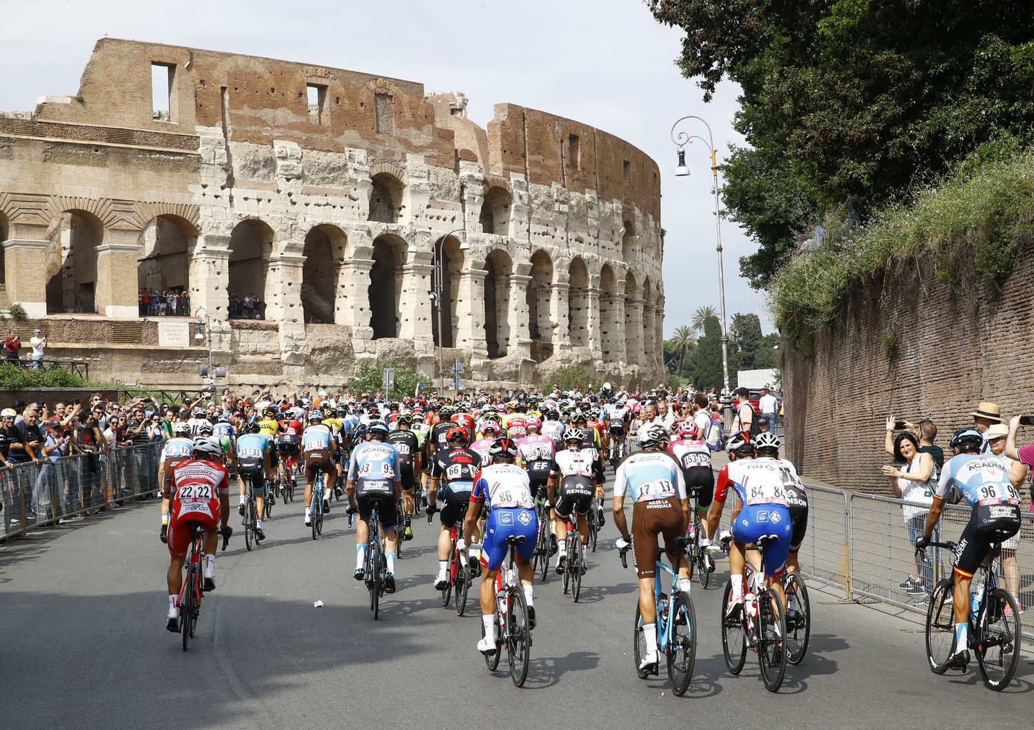 Troppe buche sulle strade di Roma, accorciata l&#39;ultima tappa del Giro