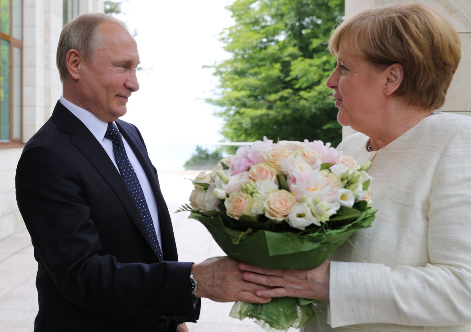 &nbsp;Vladimir Putin e Angela Merkel