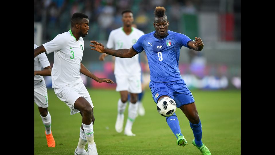 &nbsp;L'Italia batte l'Arabia Saudita 2-1 in amichevole nella prima partita con Roberto Mancini in panchina.&nbsp;