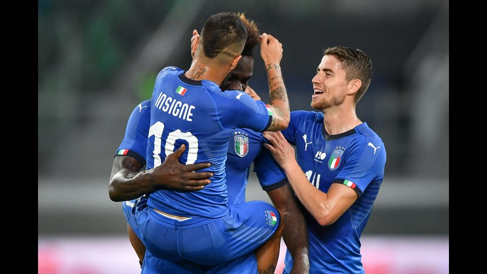 &nbsp;L'Italia batte l'Arabia Saudita 2-1 in amichevole nella prima partita con Roberto Mancini in panchina.&nbsp;