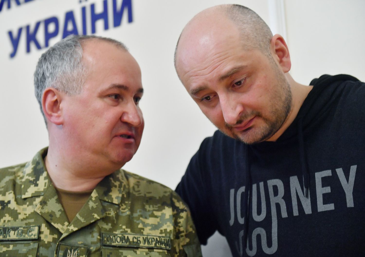 &nbsp;A sinistra il reporter russo Babchenko, a destra il capo della polizia di Kiev &nbsp;