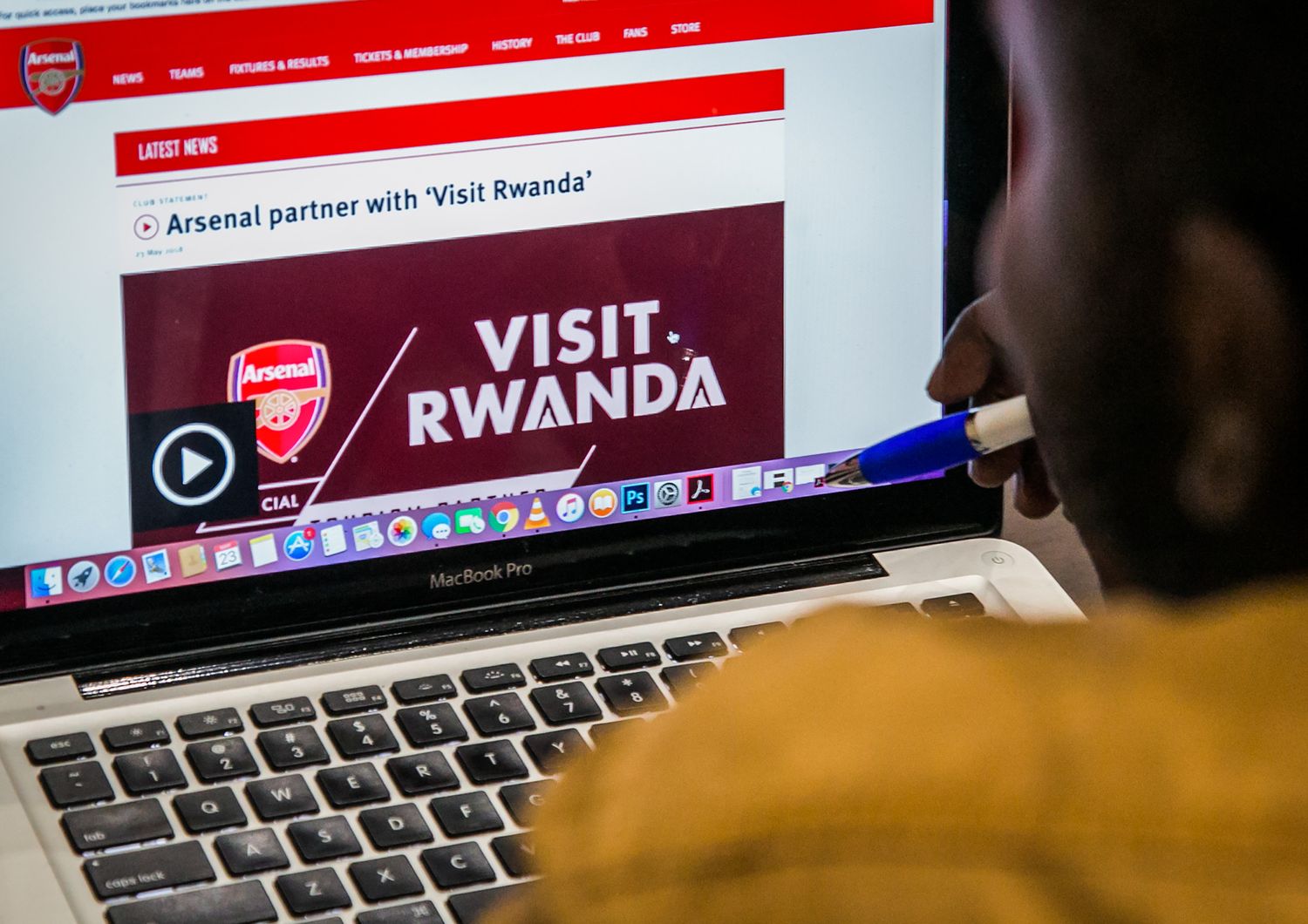 Il Ruanda paga 34,5 milioni&nbsp;all&#39;Arsenal&nbsp;per diventarne lo sponsor. Coi soldi di Londra