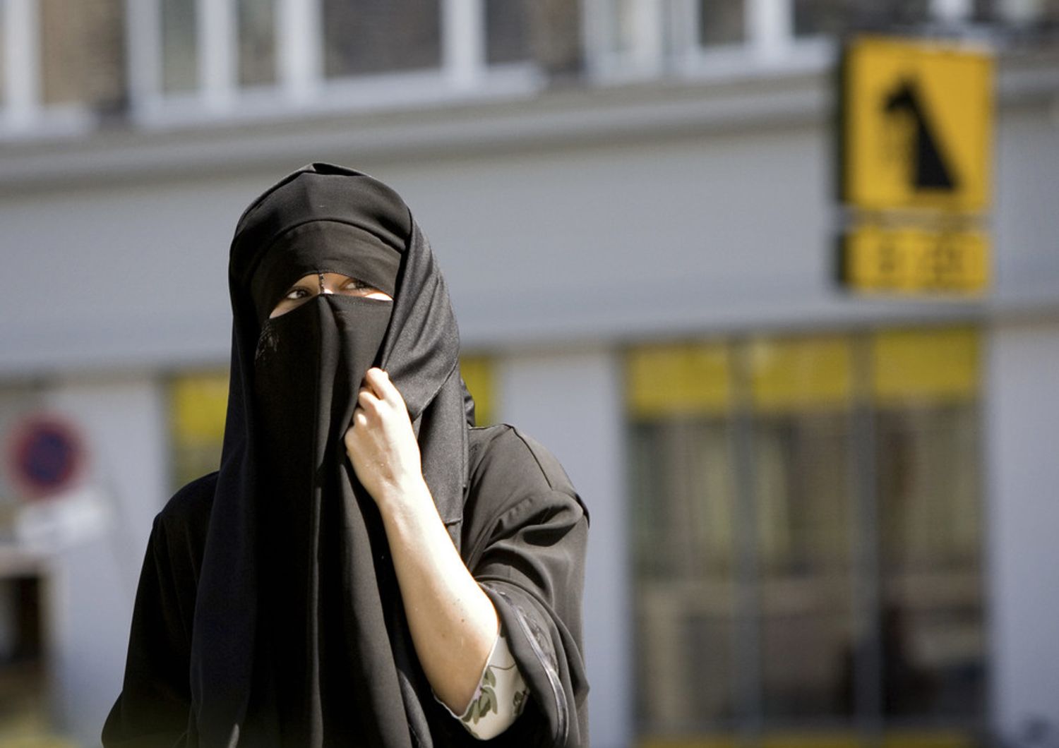 Donna con il burqa (Afp)&nbsp;