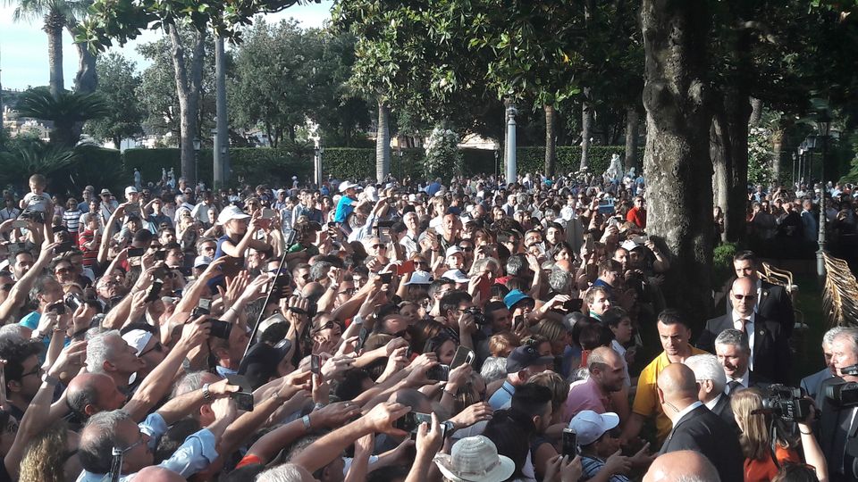 Molti di loro hanno atteso che il capo dello Stato percorresse i vialetti che portano dalla palazzina dove si trova il suo studio fino alla terrazza che ospita il concerto della banda della Marina per potergli stringere la mano, ringraziarlo e incitarlo, al termine di tre mesi di crisi che ha faticosamente portato dalle elezioni alla formazione del governo giallo-verde.