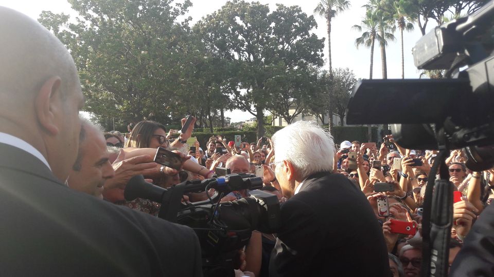 &quot;Metti tutti in riga&quot;, &quot;grande presidente&quot;, &quot;grazie&quot;, &quot;sono ragazzi, gli serve un pap&agrave;&quot;, &quot;la Costituzione sempre&quot;. Una folla di oltre 20.000 persone &egrave;&nbsp;entrata oggi ai Giardini del Quirinale per celebrare la festa della Repubblica.