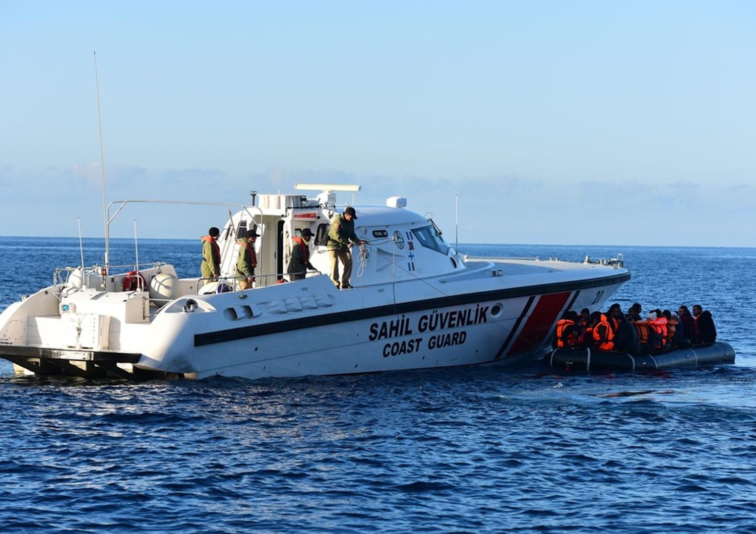 &nbsp;I soccorsi a un barcone di migranti al largo di Antalya