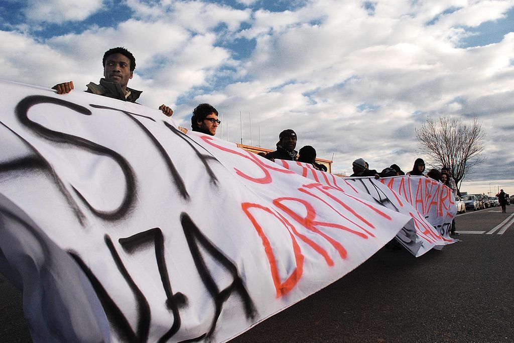&nbsp;Manifestazione davanti al Cara di Sant'Anna nel 2010